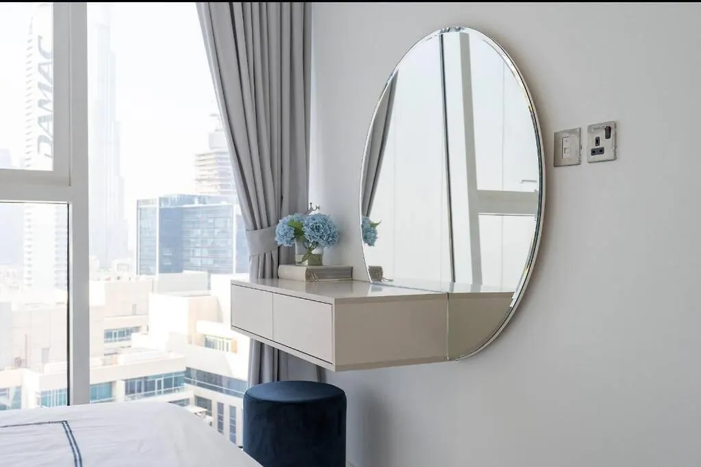 Exquisite Stay In Downtown Burj Khalifa Views With Stunning Pool Dubai Apartment