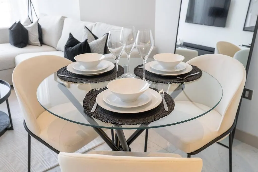 Exquisite Stay In Downtown Burj Khalifa Views With Stunning Pool Dubai Apartment