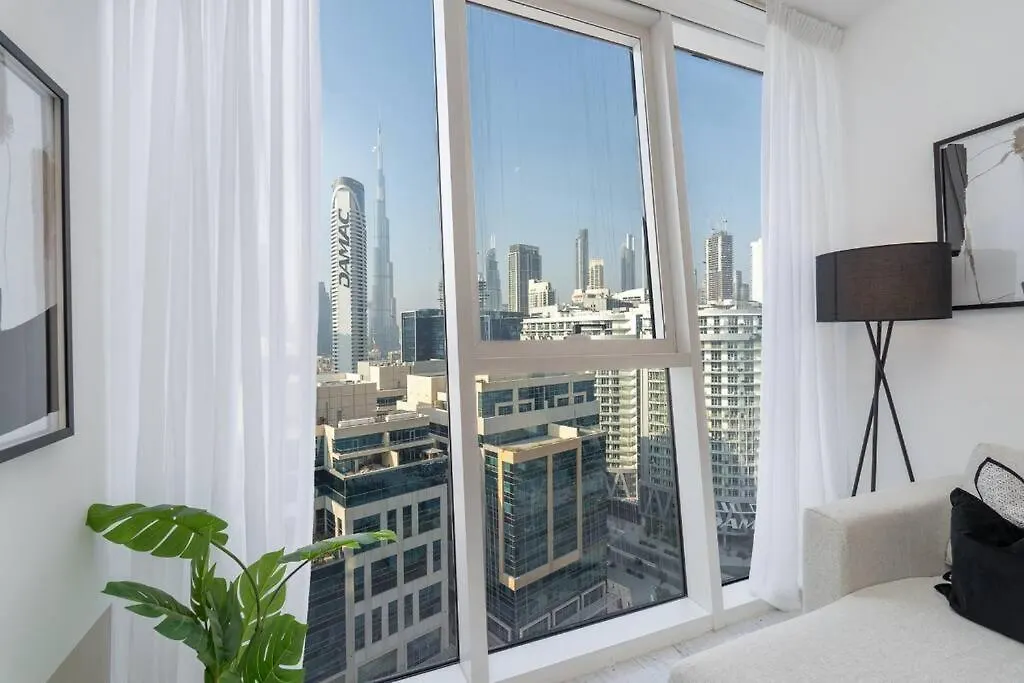 Exquisite Stay In Downtown Burj Khalifa Views With Stunning Pool Dubai United Arab Emirates