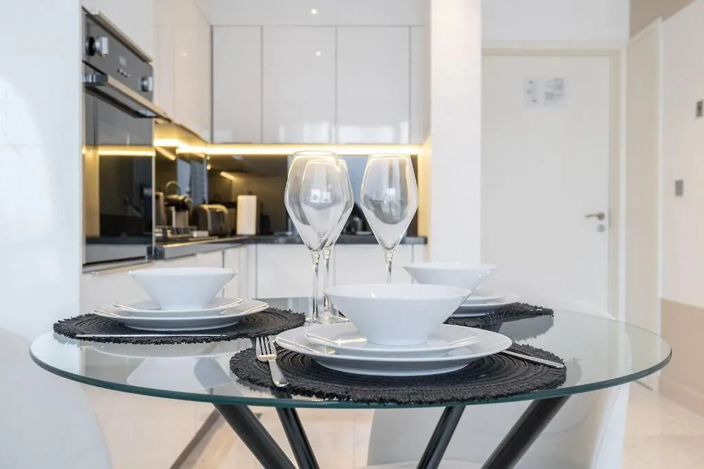 Exquisite Stay In Downtown Burj Khalifa Views With Stunning Pool Dubai 0*,  United Arab Emirates