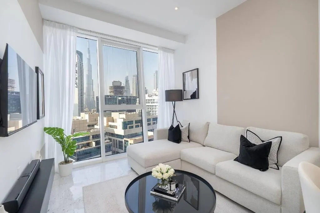 Exquisite Stay In Downtown Burj Khalifa Views With Stunning Pool Dubai Apartment